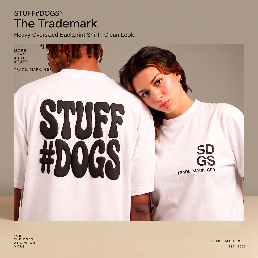 STUFF#DOGS The Trademark Shirt im Clean Look mit Modellbeschriftung auf warmem Greige-Hintergrund