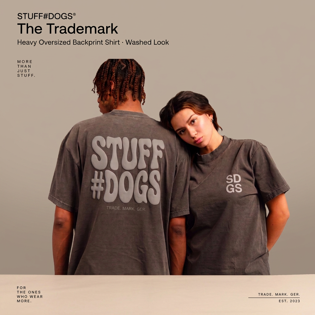 STUFF#DOGS The Trademark Shirt im Washed Look mit Modellbeschriftung auf warmem Greige-Hintergrund